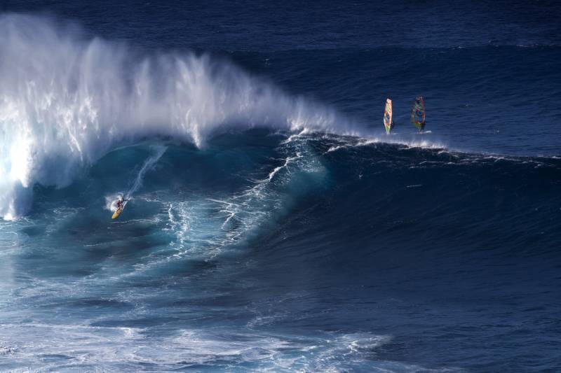 surfing peahi on north shore maui