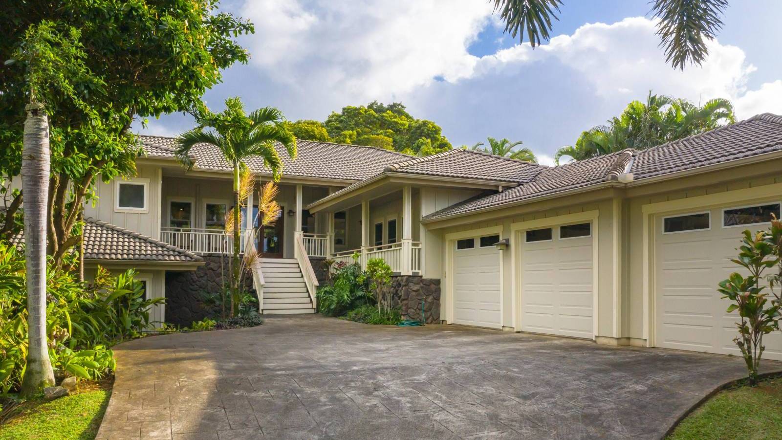 4 Bed / 3.5 Bath Home on a Large Lot in Princeville - Hawaii Real ...