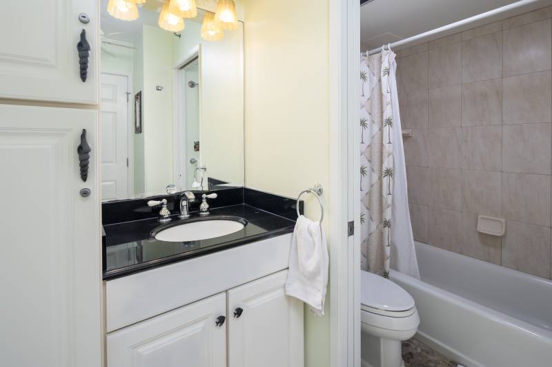 bathroom with tub/shower combo