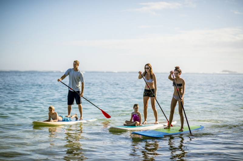 family paddleboarding in hawaii