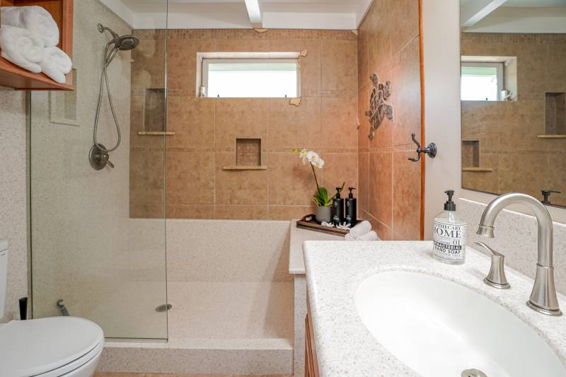 bathroom with shower/tub combo