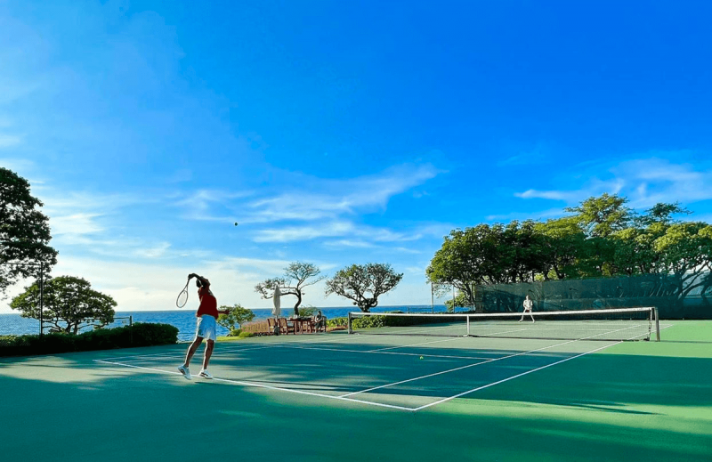playing tennis at mauna kea resort