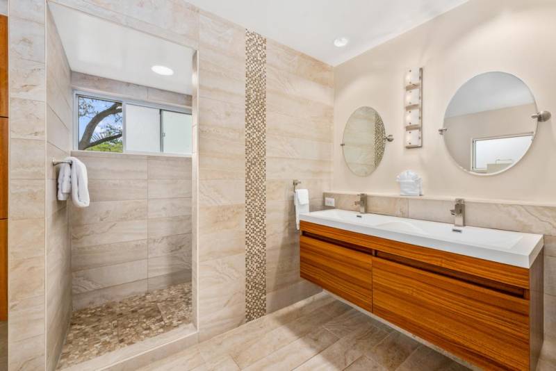 modern bathroom in big island condo for sale