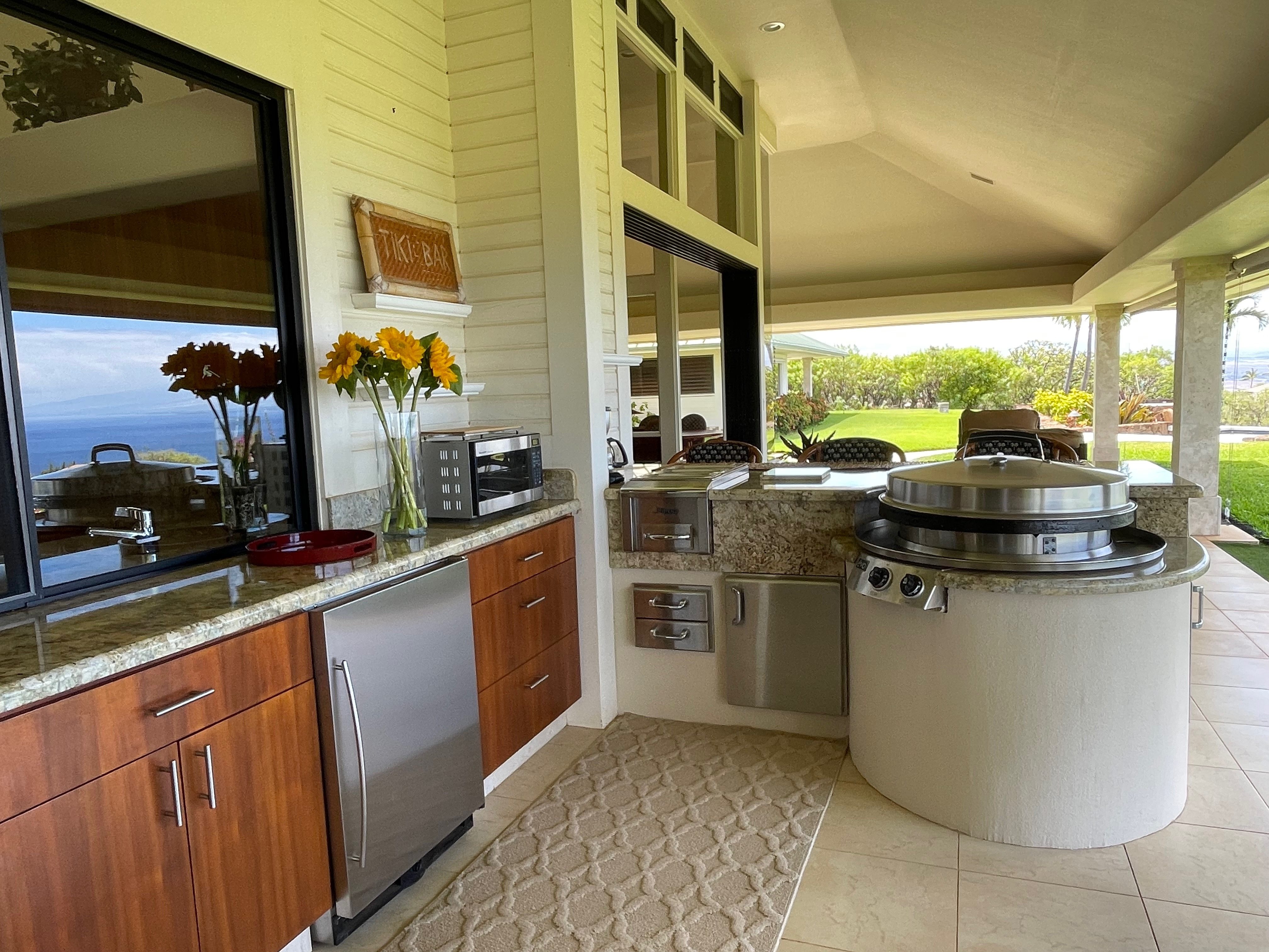 Outdoor kitchen on lanai of Kohala Ranch home