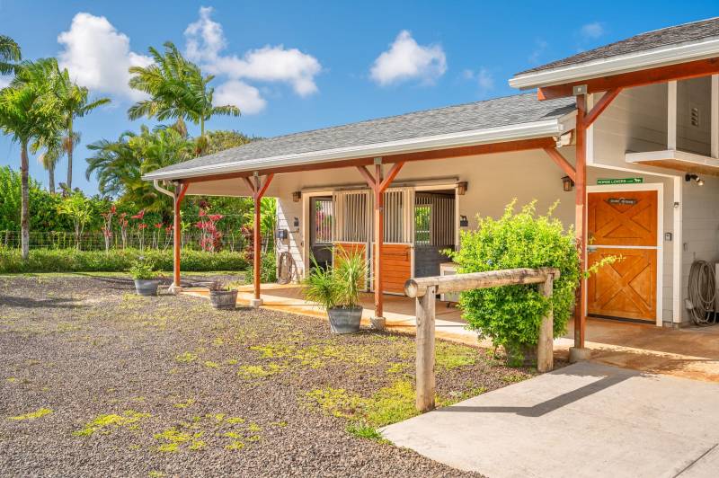 3830D Ahonui Place Tack Barn