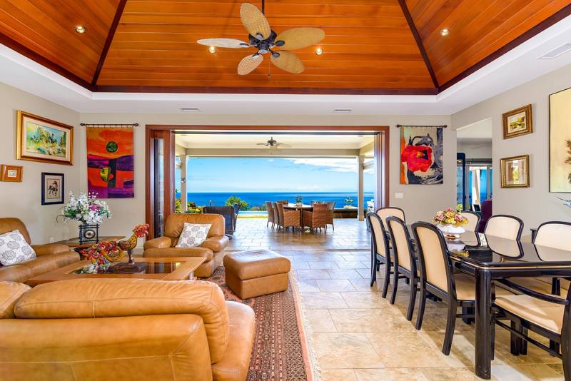 large living space with sliding glass doors in Kohala Ranch house for sale