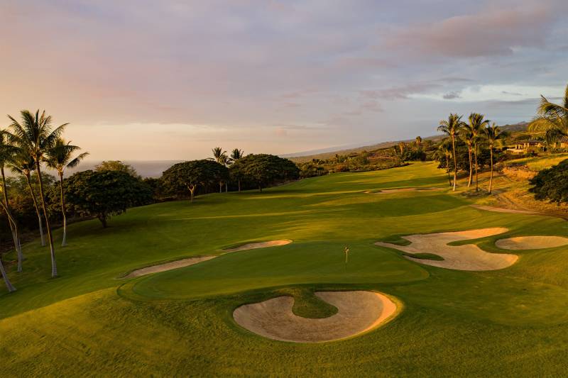 green grass and sand traps on jack nicklaus golf course at hokulia big island