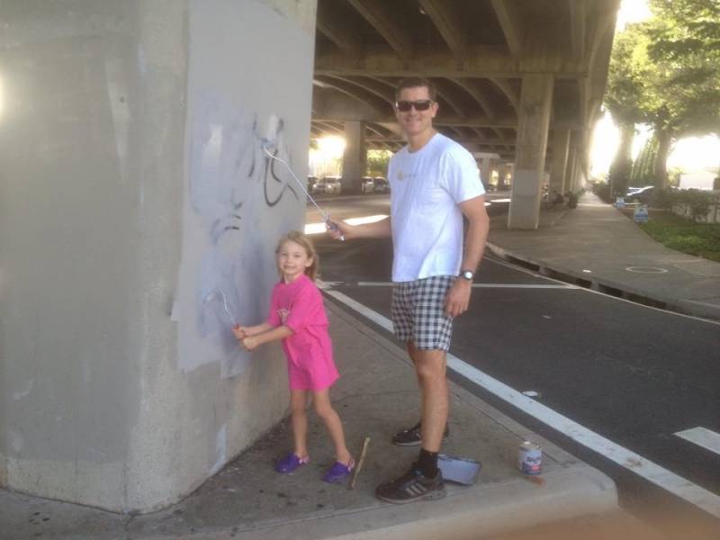 dad and daughter painting over grafitti in waikiki oahu