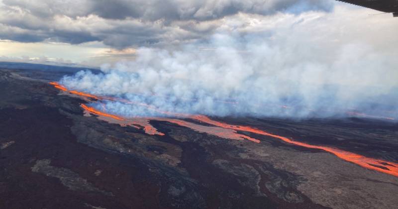 Lava flowing on the slopes of Mauna Loa