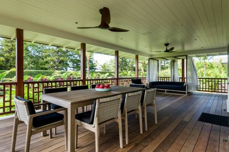 large lanai with dining area and daybed