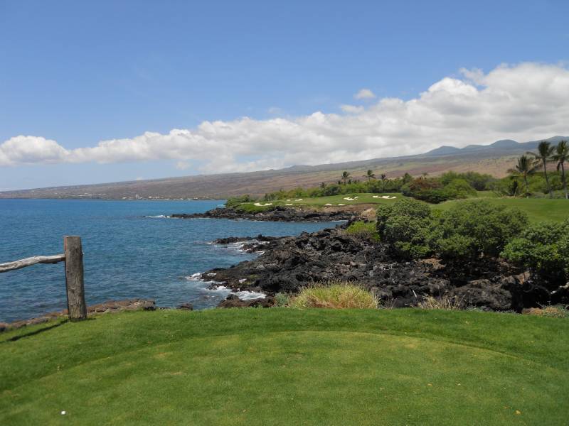 black rocks and grass at oceanfront mauna kea resort