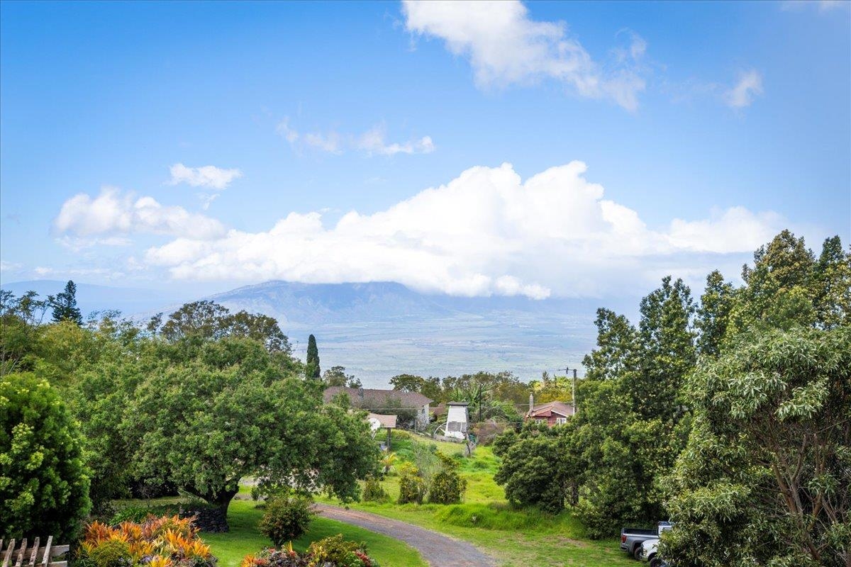 Beautifully Crafted Home in Upper Kula with Ocean and Mountain Views