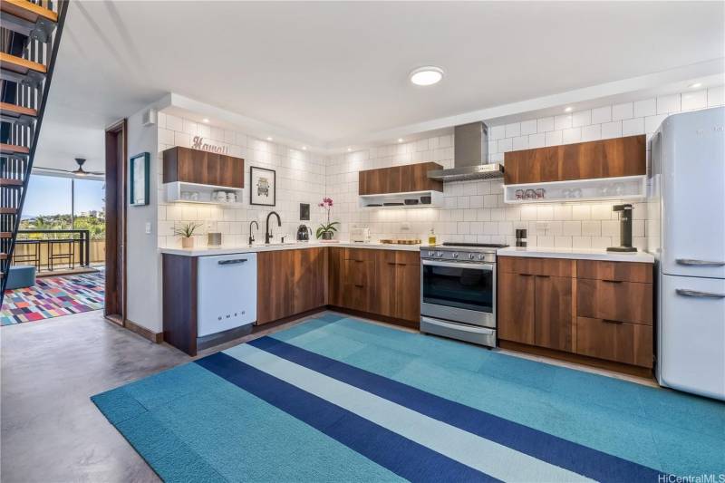 blue rug in open kitchen of honolulu townhome for sale