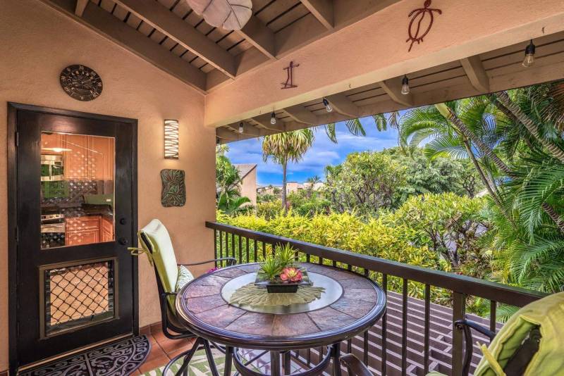 table and chairs on covered lanai in wailea ekahi condo