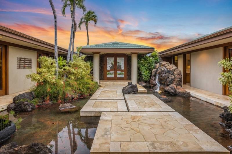 courtyard pond in big island luxury home