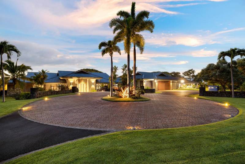 circular driveway in luxury big island home