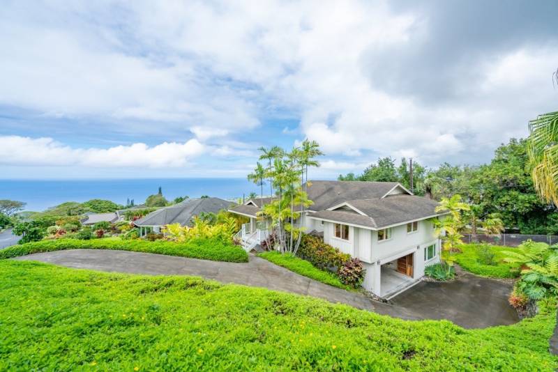 home in holualoa hawaii overlooking the ocean