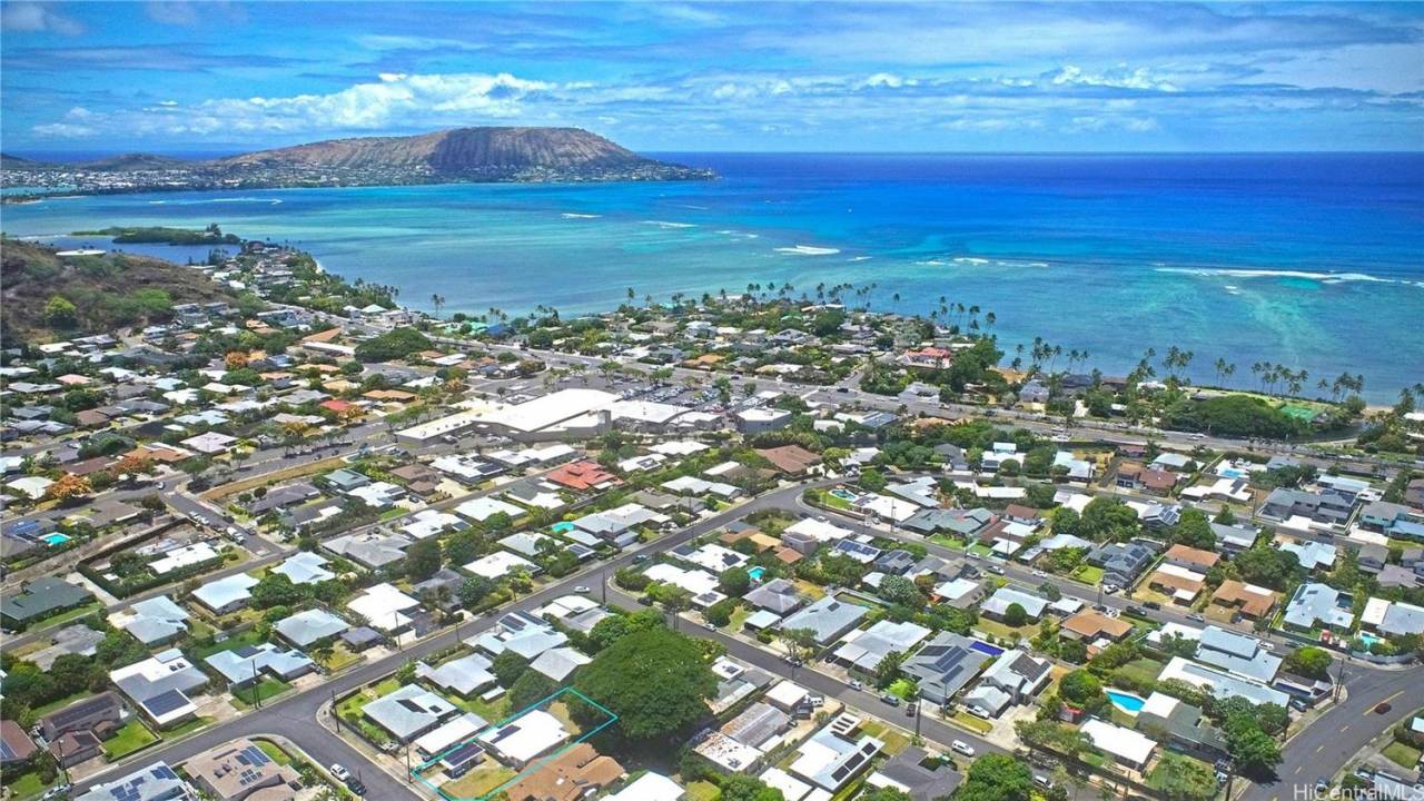 4 Bedroom 2 Bath Niu Valley Home Located Just Blocks from the Ocean