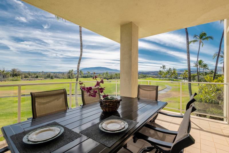 dining area on lanai with on a golf course