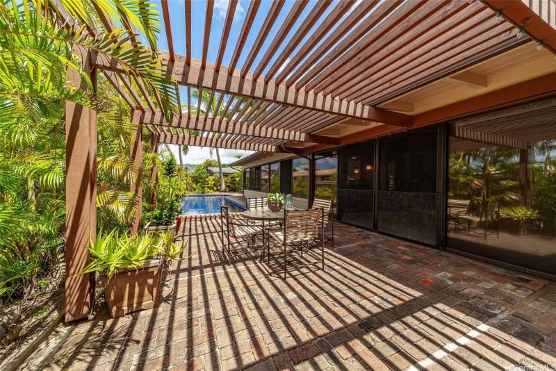 pergola covering outdoor space in hawaii kai home