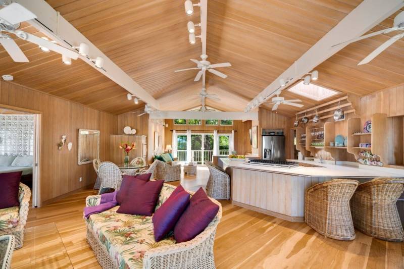 beachy hanalei home with lots of natural wood