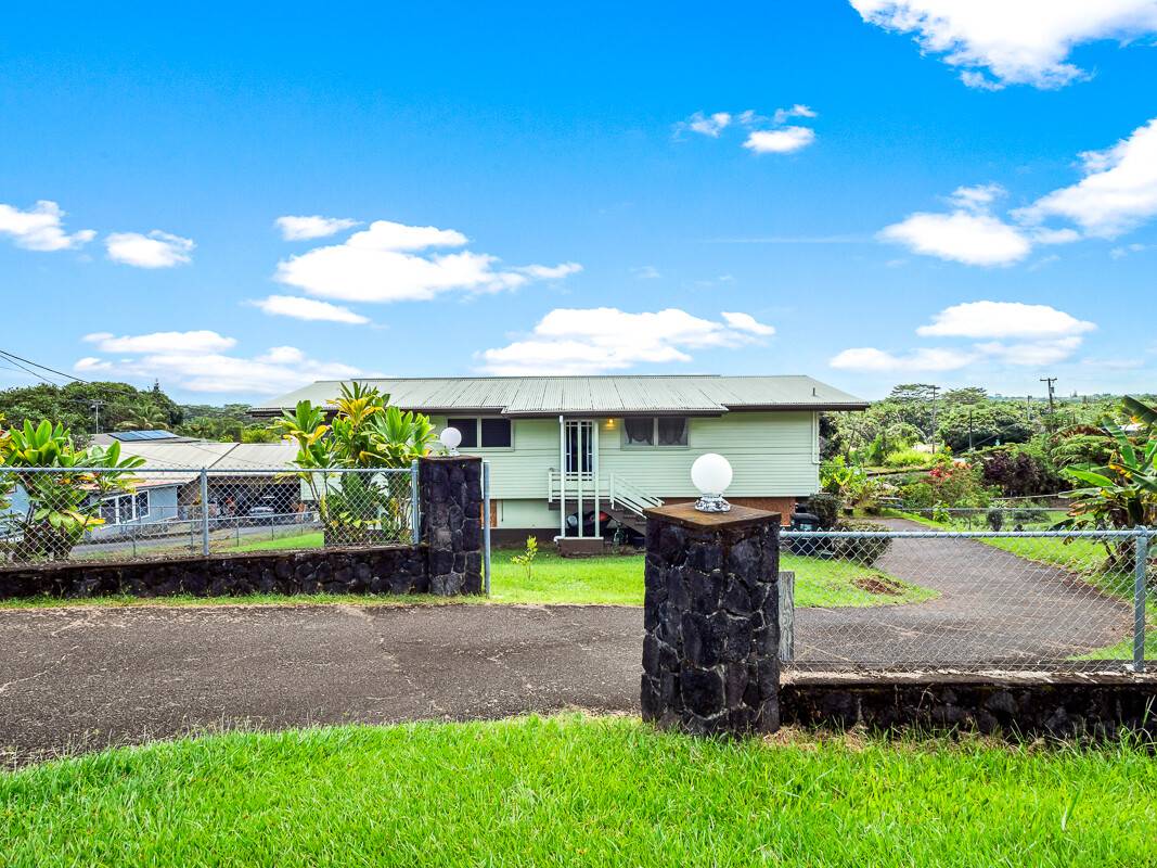 Hilo Home With a Timeless Charm in a Desirable District Hawaii Real