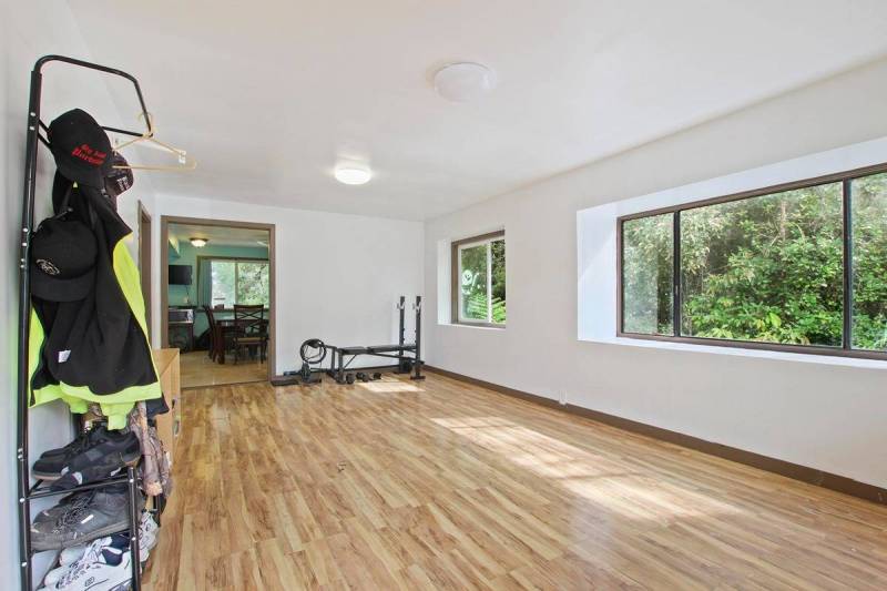 wood flooring and white walls in big island home for sale