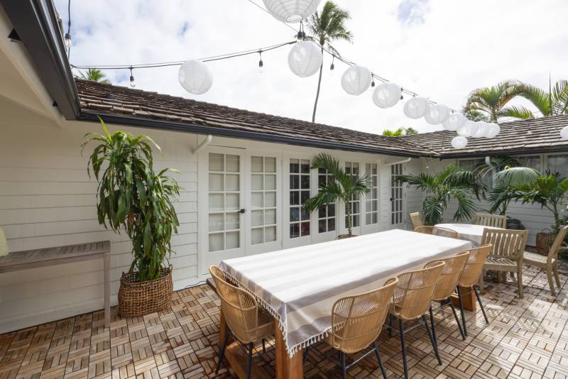 outdoor dining table on lanai in puulani place home