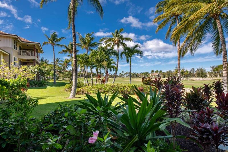 tropical landscaped grounds at waikoloa village condo
