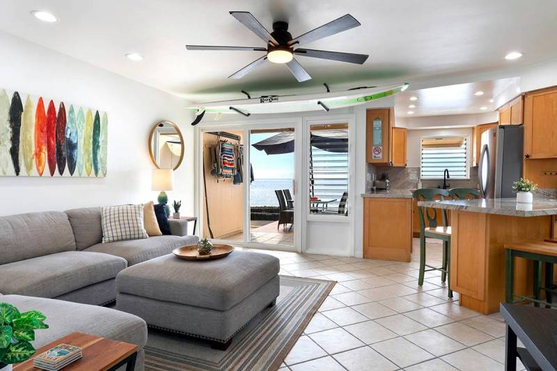 cozy living room and kitchen in big island condo with ocean view