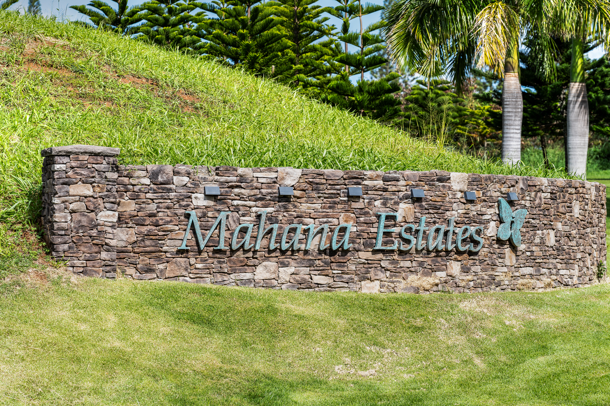 mahana estates entrance sign