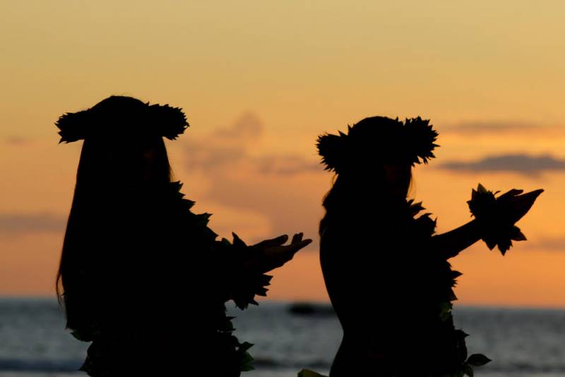 silhouetted hula dancers