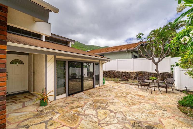 courtyard in hawaii kai home