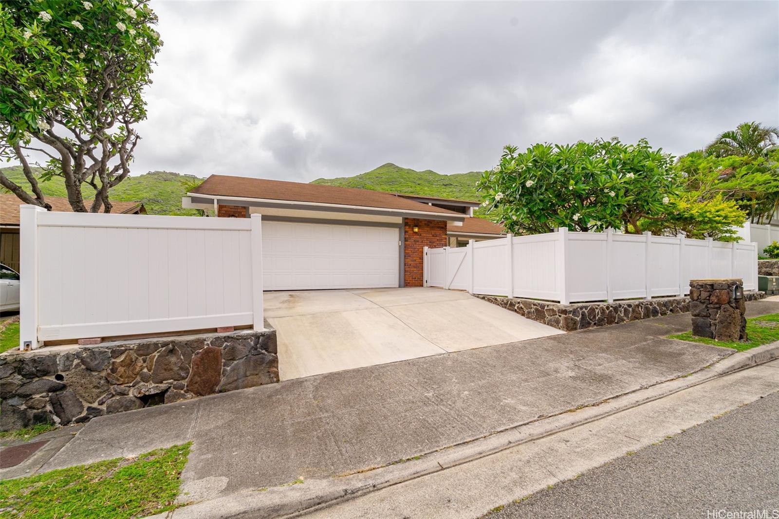 driveway to house for sale in hawaii kai oahu