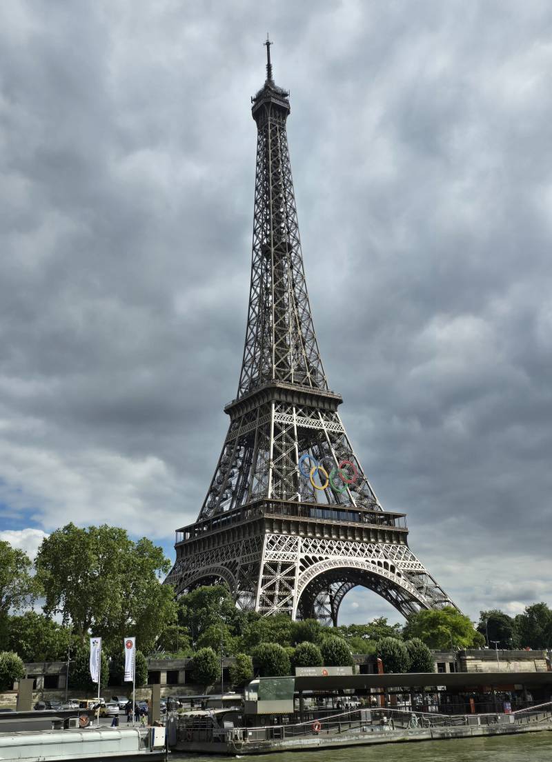 Eiffel tower adorned with olympic rings