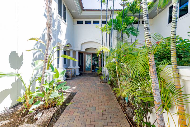 entrance to mauna lani resort condo