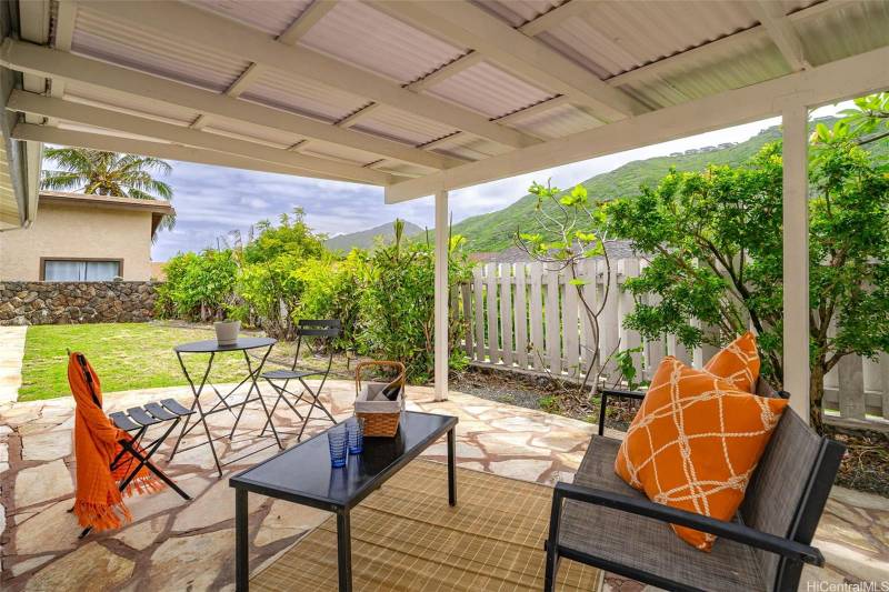 backyard with covered patio in hawaii kai oahu