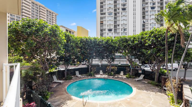 round pool for communal use at honolulu condo for sale