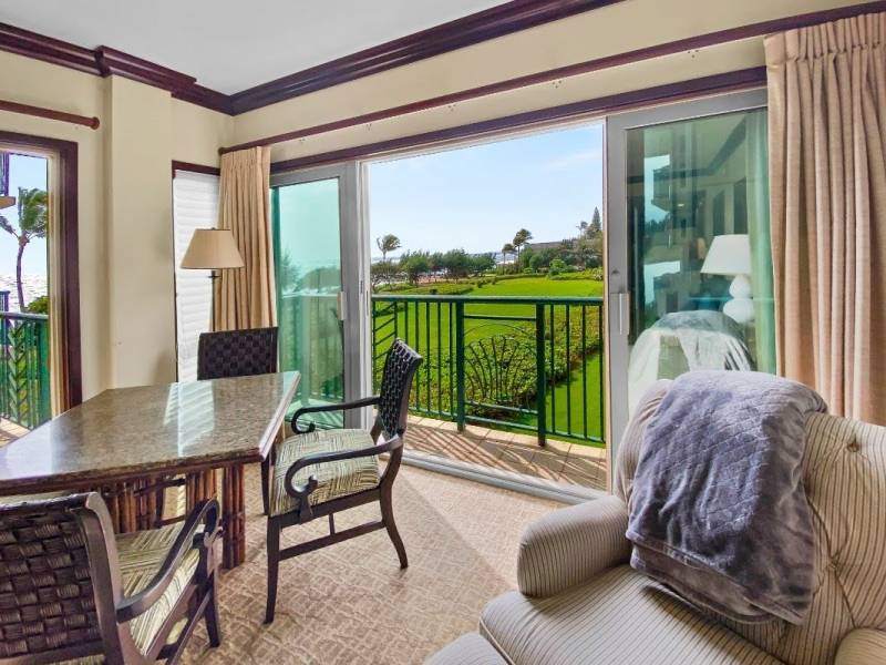 sitting area with golf course views