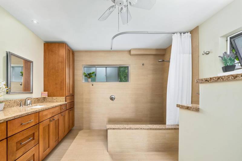 bathroom in vista waikoloa big island condo