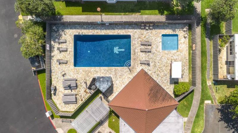 community pool and hot tub at Kukilakila 