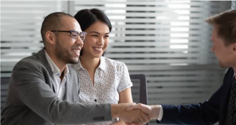 handshake between realtor and clients