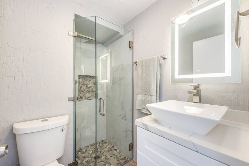 contemporary bathroom in oahu townhouse