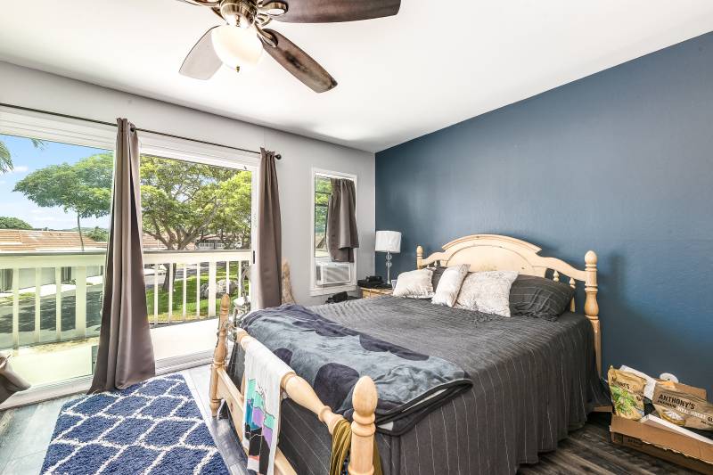 bedroom in Kukilakila at enchanted lake oahu