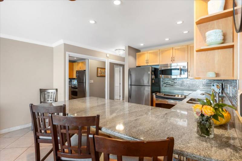 granite countertips in kitchen with pennisula seating area