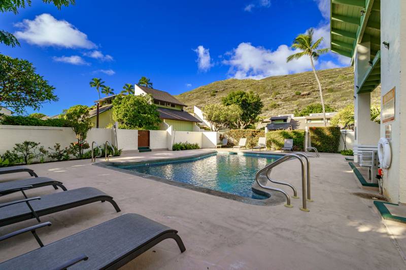 community pool at village green in hawaii kai