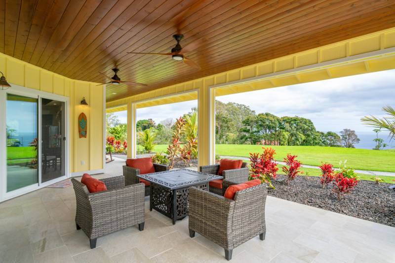 covered lanai seating area