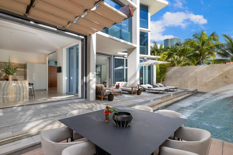 outdoor space in honolulu luxury condo waiea