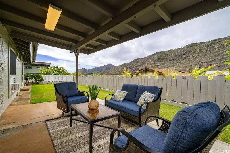 backyard with mountain views in hawaii kai oahu