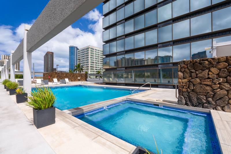 pool and spa in honolulu condo building